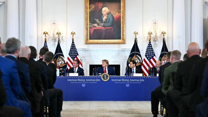 Трамп объявил об инвестициях в горнодобывающую промышленность на сумму более 2 миллиардов долларов для противодействия Китаю