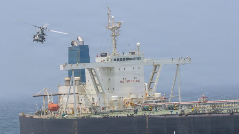 Морские пехотинцы США из 11-го экспедиционного корпуса морской пехоты проводят проверку на борту танкера «Вэнь Яо» в Оманском заливе 16 июля 2026 года. (Фото Корпуса морской пехоты США)