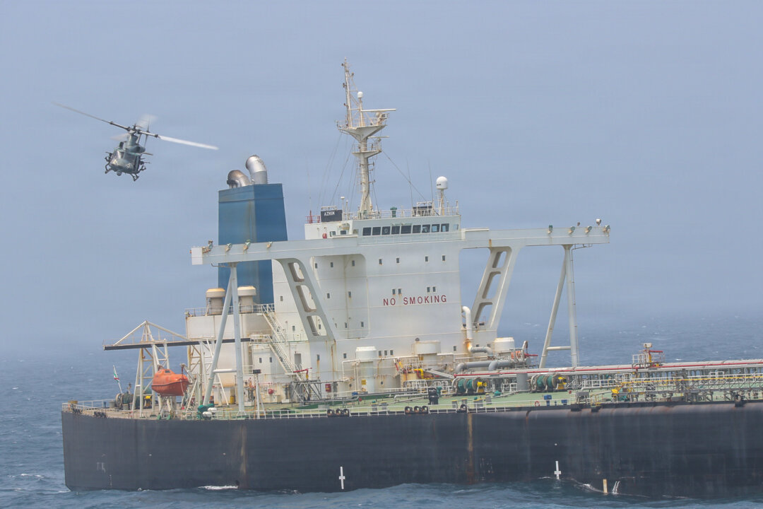 Морские пехотинцы США из 11-го экспедиционного корпуса морской пехоты проводят проверку на борту танкера «Вэнь Яо» в Оманском заливе 16 июля 2026 года. (Фото Корпуса морской пехоты США) | Epoch Times Media