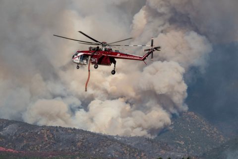 Вертолёт Sikorsky Skycrane маневрирует, занимая позицию для заправки топливом во время тушения пожара Widemouth 2 к востоку от Филлмора, штат Юта, 4 августа 2026 года, перед тем как он потерпел крушение 7 августа. (Скотт Г. Винтертон/The Deseret News через AP) | Epoch Times Media