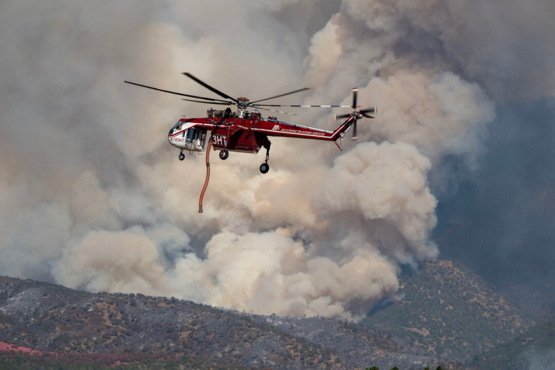 Вертолёт Sikorsky Skycrane маневрирует, занимая позицию для заправки топливом во время тушения пожара Widemouth 2 к востоку от Филлмора, штат Юта, 4 августа 2026 года, перед тем как он потерпел крушение 7 августа. (Скотт Г. Винтертон/The Deseret News через AP) | Epoch Times Media