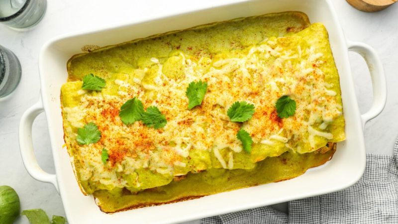 Куриные энчилады, наполненные нежным копченым куриным мясом и тягучим сыром чеддер, залитые пикантным соусом из томатильо, обещают сытный вкус с каждым кусочком. (Дженнифер Сигал)