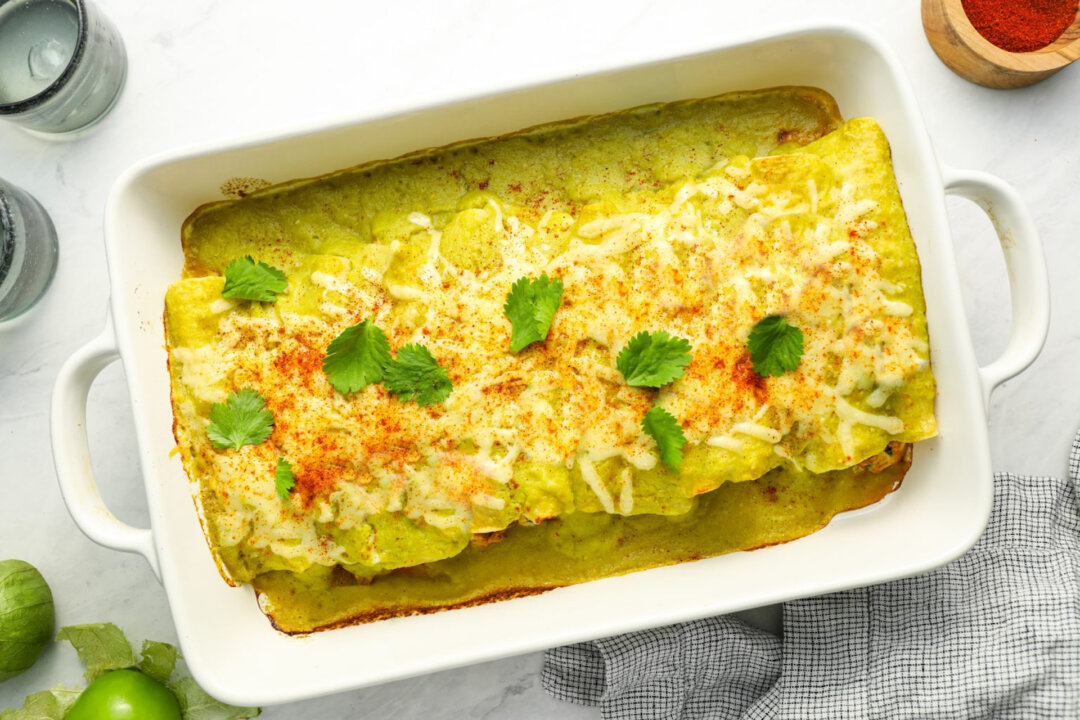 Куриные энчилады, наполненные нежным копченым куриным мясом и тягучим сыром чеддер, залитые пикантным соусом из томатильо, обещают сытный вкус с каждым кусочком. (Дженнифер Сигал) | Epoch Times Media