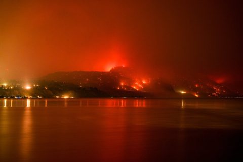 Лесной пожар в районе Болд-Рейндж, вынудивший жителей южного региона Оканаган покинуть свои дома, бушует в Саммерленде, Британская Колумбия, Канада, поздно вечером 8 августа 2026 года. (Даррил Дайк/The Canadian Press через AP) | Epoch Times Media