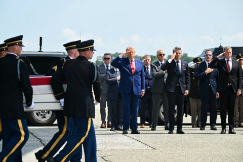 Президент Дональд Трамп отдает честь, когда группа военнослужащих армии США несет покрытый флагом гроб с останками первого лейтенанта Тайлера Джеймса Фихана во время торжественной церемонии передачи тел американских военнослужащих, погибших во время операций на Ближнем Востоке, на авиабазе Довер в Довере, штат Делавэр, 22 июля 2026 года. (SAUL LOEB / AFP via Getty Images) | Epoch Times Media