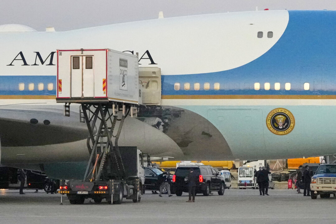 На взлетно-посадочной полосе у самолета Air Force One припаркован фургон для кейтеринга, когда кортеж президента Дональда Трампа прибывает для отъезда после саммита НАТО в международном аэропорту Анкары, Турция, 8 июля 2026 года. (Фото Алекса Брэндона/AP) | Epoch Times Media
