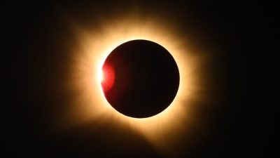 Жители всей Европы наблюдают частичное, полное солнечное затмение