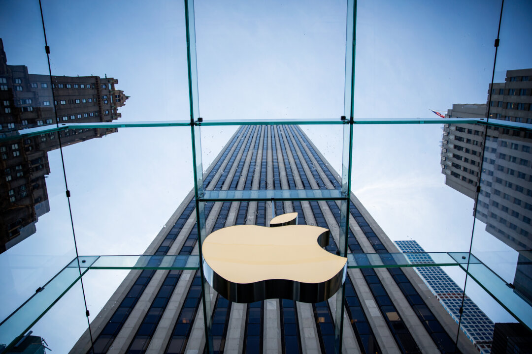 Логотип Apple на витрине магазина Apple Store в Нью-Йорке 17 июня 2015 года. (Эрик Тэйер/Getty Images) | Epoch Times Media