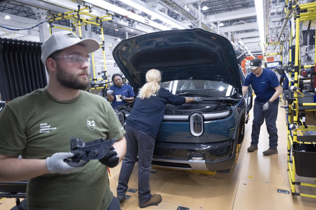 Рабочие собирают внедорожники Rivian R2 на сборочном заводе производителя в городе Нормал, штат Иллинойс, 19 мая 2026 года. (Скотт Олсон/Getty Images) | Epoch Times Media