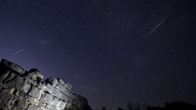 Фотонеделя: Персеиды, солнечное затмение и снег в Африке