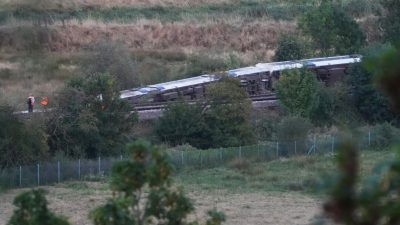 В Южной Англии пассажирский поезд сошел с рельсов, 11 человек пострадали в результате опрокидывания вагонов