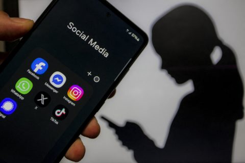 Дети держат смартфоны с приложениями социальных сетей в Тунисе, 20 июня 2026 года. (Имен Бен Юссеф / Ханс Лукас / AFP через Getty Images) | Epoch Times Media