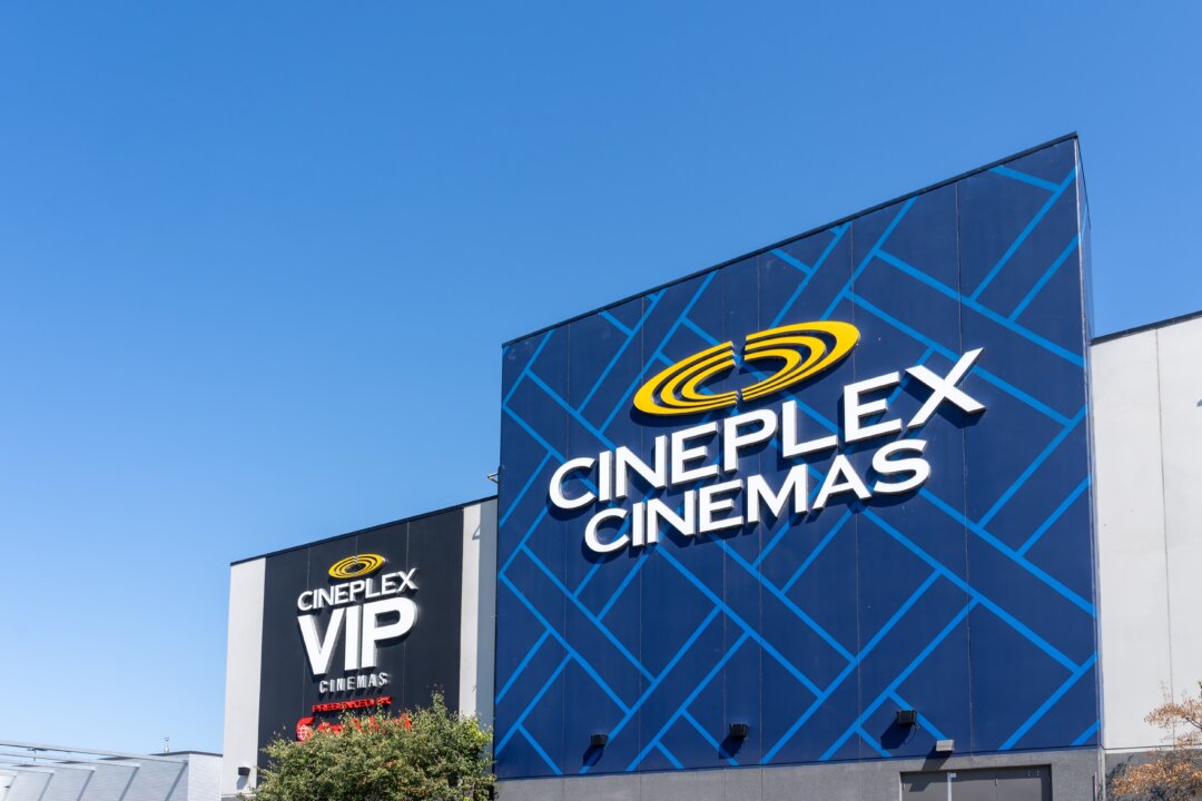 Крупный план вывески кинотеатра Cineplex Cinemas в Пикеринге, Онтарио, 22 сентября 2025 года. (Shutterstock/JHVEPhoto) | Epoch Times Media