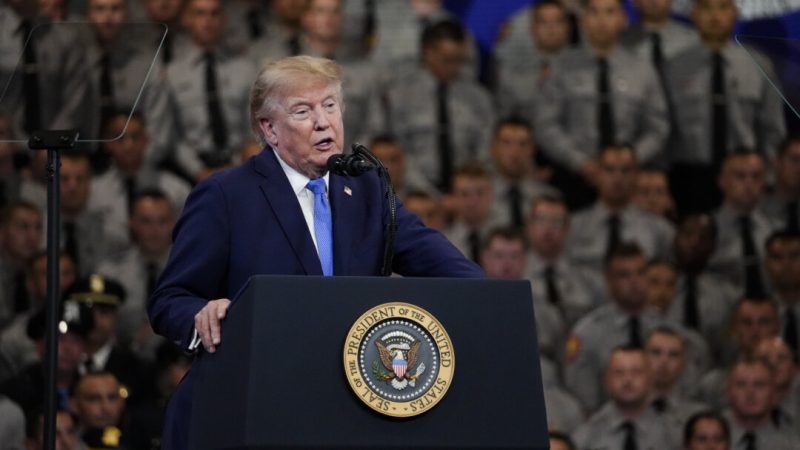 Президент Дональд Трамп выступает в учебном центре имени Дэвида С. Мака при полицейской академии округа Нассау в Гарден-Сити, штат Нью-Йорк, 14 августа 2026 года. (Самира Буау/The Epoch Times)