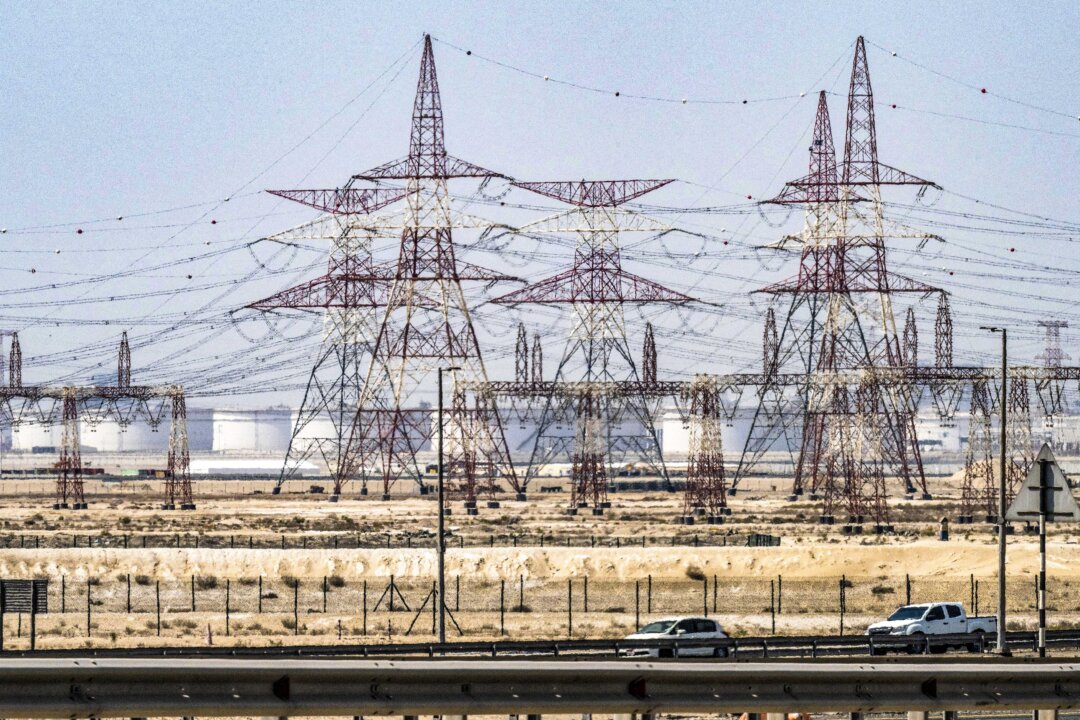 Автомобилисты проезжают мимо объекта дочерней компании ADNOC Gas Национальной нефтяной компании Абу-Даби в Абу-Даби, Объединенные Арабские Эмираты, 3 марта 2026 года. (Райан Лим/AFP через Getty Images) | Epoch Times Media