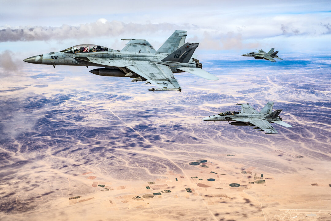 Истребители F/A-18 Super Hornet ВМС США, входящие в состав авианосной ударной группы имени Гарри С. Трумэна, выполняют задание над зоной ответственности Центрального командования США 3 марта 2025 года. (ВВС США/штаб-сержант Джексон Манске) | Epoch Times Media