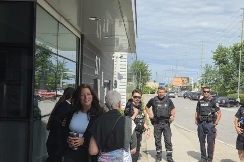 Детектив Хелен Грус (слева) из полицейской службы Оттавы обращается к сторонникам после слушания по делу о вынесении приговора 18 августа 2026 года. (Мэтью Хорвуд/The Epoch Times) | Epoch Times Media