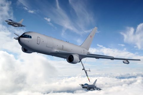 Изображение самолёта-заправщика KC-46A, дозаправляющего истребители F-16 Fighting Falcon. (Предоставлено компанией Boeing) | Epoch Times Media