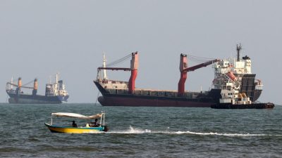 США и Иран занимают жесткие позиции во время противостояния в проливе