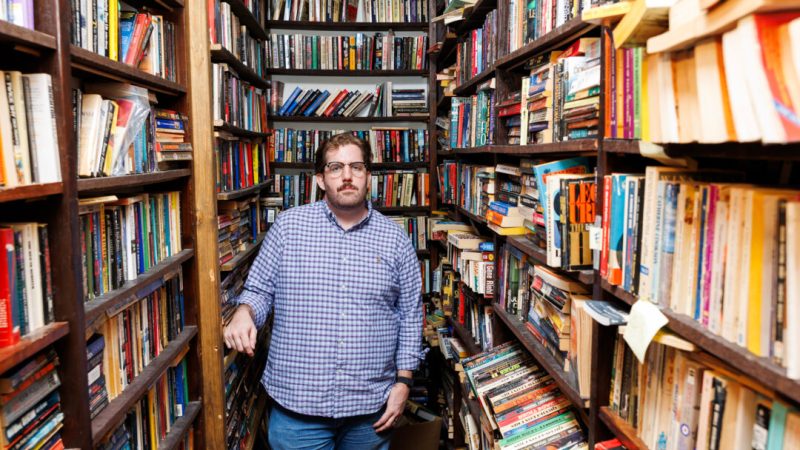 Книготорговцы встревожены тем, что гиганты в области искусственного интеллекта уничтожили миллионы книг