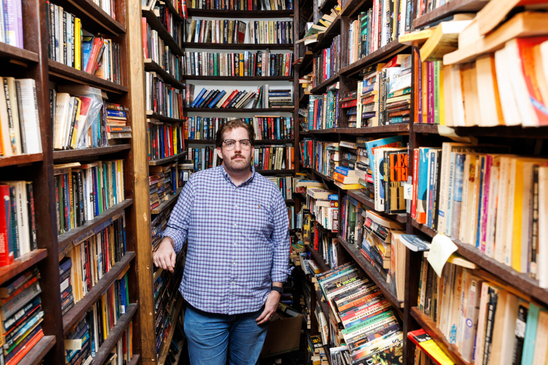 Чарли Беккер, владелец книжного магазина Becker's Books, в Хьюстоне, 8 августа 2026 года. (Марк Феликс для The Epoch Times) | Epoch Times Media