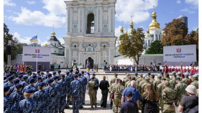 Украина хочет мира, но не сдастся, заявил Зеленский