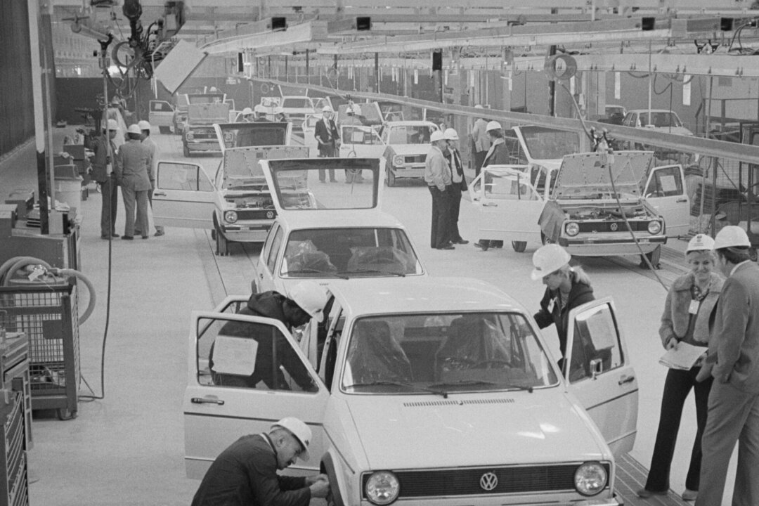 Инструктаж по сборке автомобилей VW Rabbit в Нью-Стентоне, штат Пенсильвания, 1977 год. (Библиотека Конгресса, общественное достояние) | Epoch Times Media