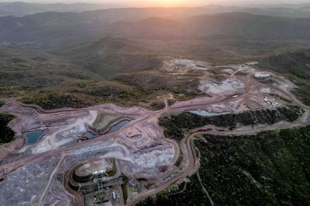 На руднике, принадлежащем компании Serra Verde Group, ведется добыча редкоземельных элементов, включая неодим, празеодим, тербий и диспрозий, необходимых для производства постоянных магнитов. Фотография сделана в городе Минаку, штат Гояс, Бразилия, 28 июля 2025 года. (Фото Эральдо Переса/AP) | Epoch Times Media