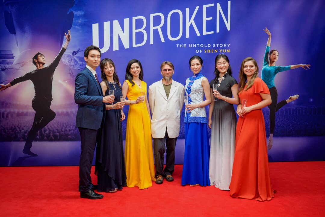 Премьера на красной дорожке отмеченного наградами документального фильма «Несломленный: Нерассказанная история Шэнь Юня» в киноцентре VIFF в Ванкувере 24 августа 2026 года. (Эрик Чжэн/The Epoch Times) | Epoch Times Media