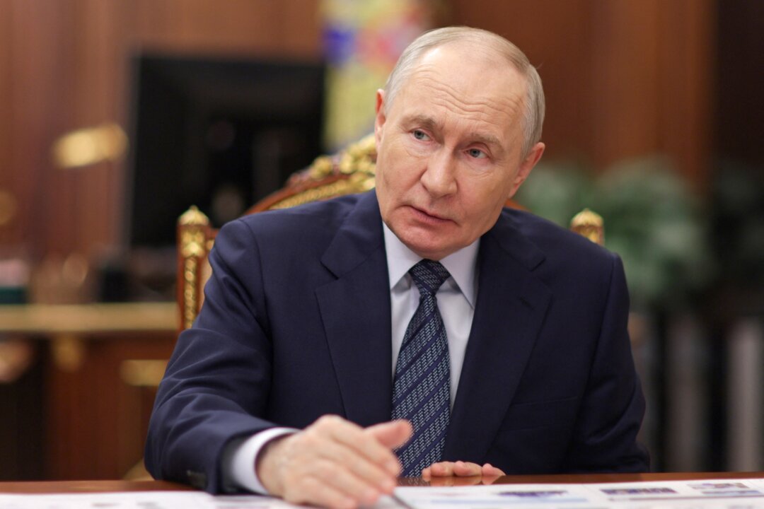 Президент России Владимир Путин встречается с министром промышленности и торговли России (на фото отсутствует) в Москве 26 августа 2026 года. (Михаил Метцель/Pool/AFP via Getty Images) | Epoch Times Media