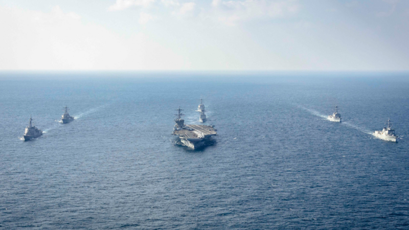 Военные корабли Южной Кореи, США и Японии, включая авианосец USS George Washington (в центре), принимают участие в трехсторонних учениях Freedom Edge в международных водах у южнокорейского острова Чеджу 13 ноября 2024 года. (Министерство обороны Южной Кореи через AP)