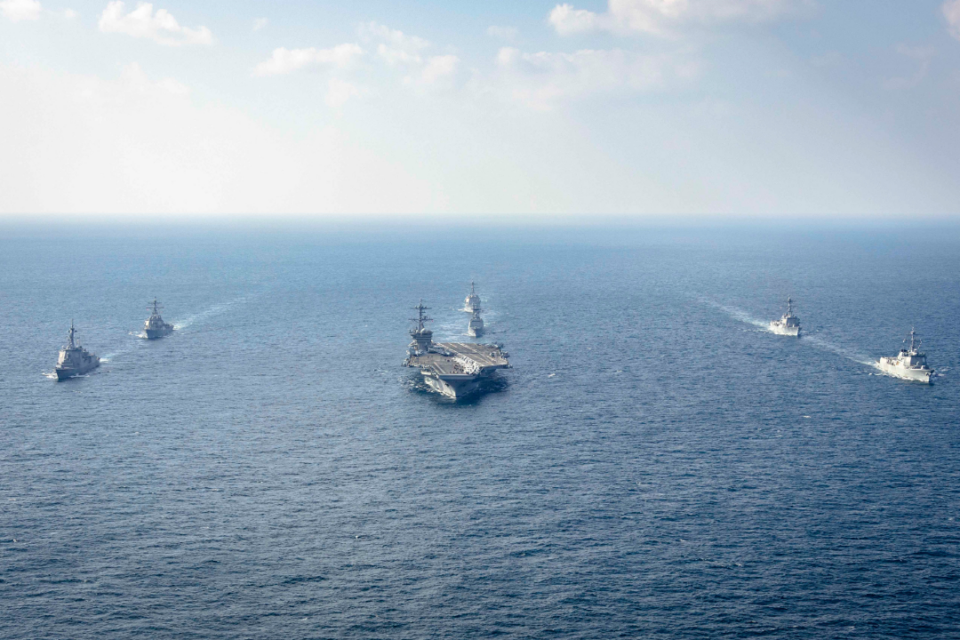 Военные корабли Южной Кореи, США и Японии, включая авианосец USS George Washington (в центре), принимают участие в трехсторонних учениях Freedom Edge в международных водах у южнокорейского острова Чеджу 13 ноября 2024 года. (Министерство обороны Южной Кореи через AP) | Epoch Times Media