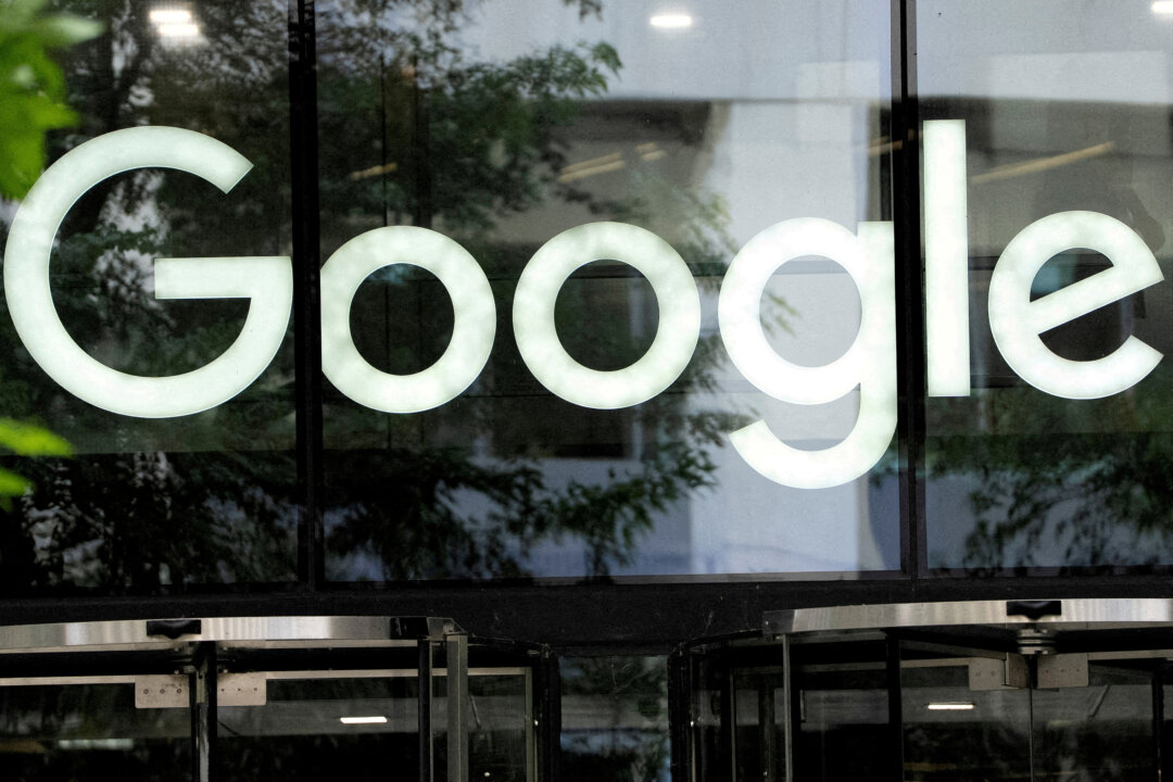Логотип Google перед офисом компании в Лондоне 24 июня 2025 года. (Карлос Хассо/Reuters) | Epoch Times Media