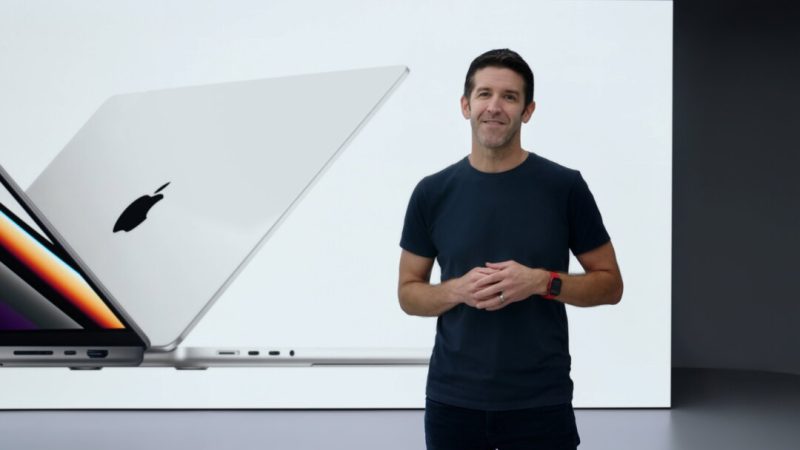 Джон Тернус из Apple представляет MacBook Pro с новыми процессорами M1 Pro и M1 Max, доступными в 14- и 16-дюймовых версиях, во время специального мероприятия в Apple Park в Купертино, штат Калифорния. Фотография взята из видео, опубликованного 18 октября 2021 года. (Apple Inc/Handout via Reuters)