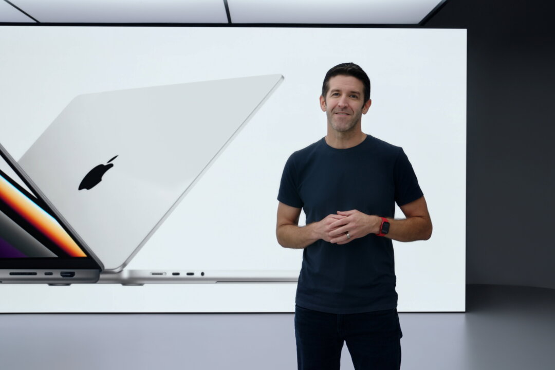 Джон Тернус из Apple представляет MacBook Pro с новыми процессорами M1 Pro и M1 Max, доступными в 14- и 16-дюймовых версиях, во время специального мероприятия в Apple Park в Купертино, штат Калифорния. Фотография взята из видео, опубликованного 18 октября 2021 года. (Apple Inc/Handout via Reuters) | Epoch Times Media