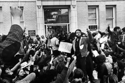 3 мая 1971 года протестующие против участия США во Вьетнамской войне блокируют офисы штаба по призыву в армию в Вашингтоне. (AFP via Getty Images) | Epoch Times Media