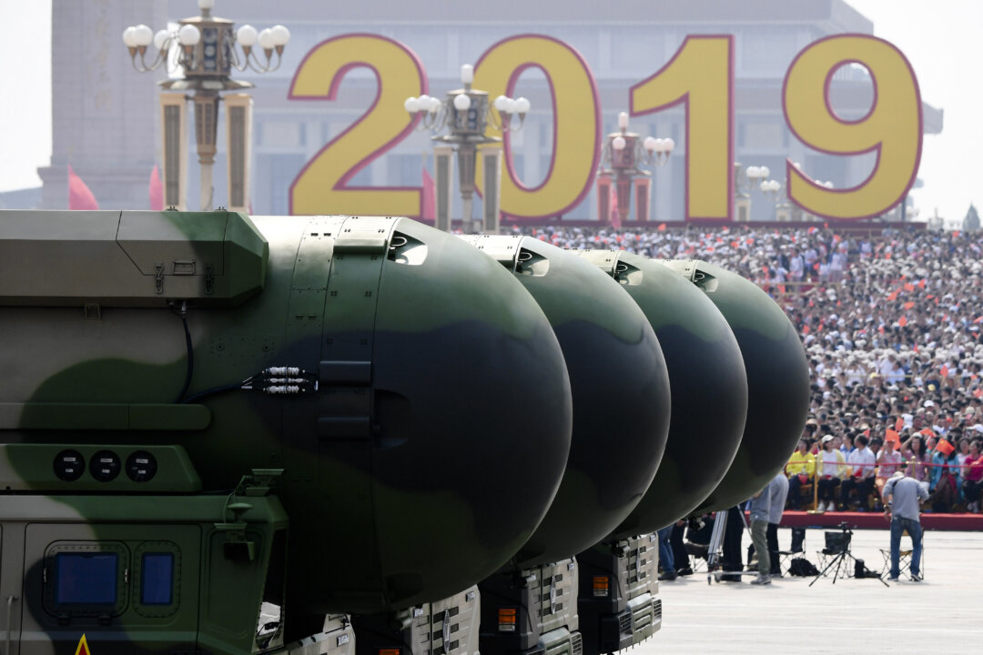 Китайские межконтинентальные баллистические ракеты DF-41, способные нести ядерный заряд, запечатлены во время военного парада на площади Тяньаньмэнь в Пекине, посвященного 70-летию основания Китайской Народной Республики 1 октября 2019 года. (Грег Бейк/AFP через Getty Images) | Epoch Times Media