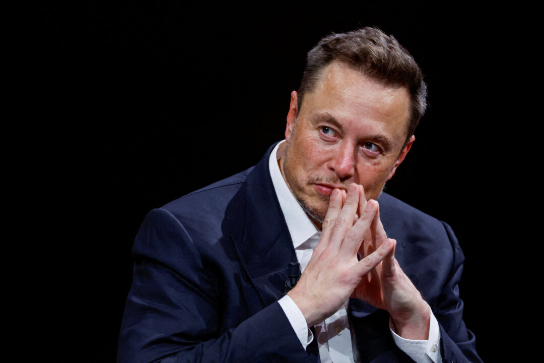 Илон Маск, генеральный директор SpaceX и Tesla, а также владелец X (ранее Twitter), жестикулирует во время конференции Viva Technology, посвященной инновациям и стартапам, в выставочном центре Porte de Versailles в Париже, Франция, 16 июня 2023 года. (Гонсало Фуэнтес/Reuters) | Epoch Times Media