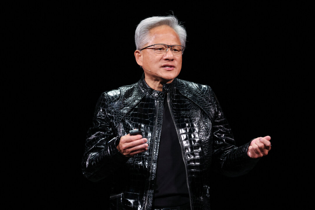 Основатель и генеральный директор Nvidia Дженсен Хуанг выступает во время Nvidia Live на выставке CES 2026, которая состоится 5 января 2026 года в Лас-Вегасе, штат Невада, в преддверии ежегодной выставки потребительской электроники. (Патрик Т. Фэллон/AFP через Getty Images) | Epoch Times Media