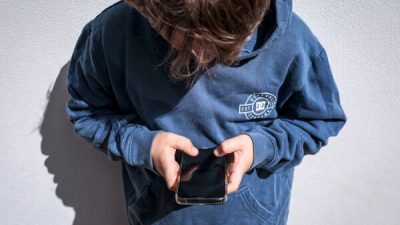 В школах ограничено время, проводимое за экраном, поскольку ученики возвращаются к основам обучения