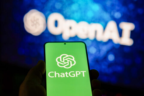 На этой иллюстрации от 1 апреля 2025 года на телефоне отображается логотип ChatGPT. (Олексий Пыдсосонний/The Epoch Times) | Epoch Times Media