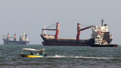 Китай заявляет о своей роли миротворца, одновременно вооружая Иран