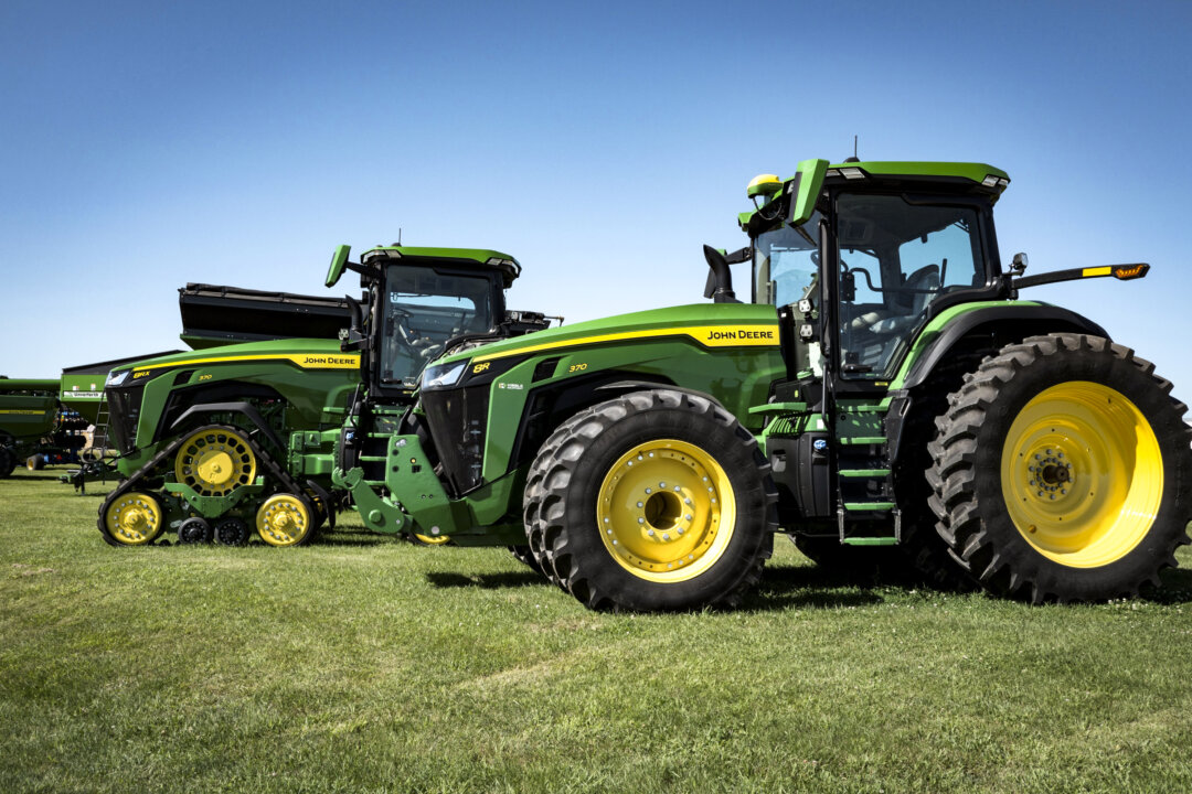 Тракторы John Deere на современном фермерском поле — это совсем не то, что когда-то был изготовлен вручную единственным стальным плугом, который Джон Дир создал в 1837 году. (Скотт Олсон/Getty Images) | Epoch Times Media