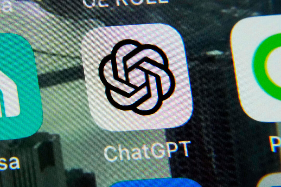 Приложение ChatGPT отображается на iPhone в Нью-Йорке, 18 мая 2023 года. (Фото AP/Ричард Дрю) | Epoch Times Media