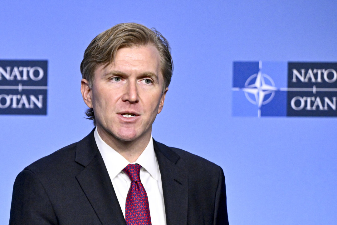 Заместитель министра обороны США по вопросам военной политики Элбридж Колби выступает на саммите министров обороны стран НАТО в штаб-квартире НАТО в Брюсселе 12 февраля 2026 года. (John Thys/AFP via Getty Images) | Epoch Times Media