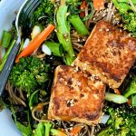 Салат из тофу, брокколи и гречневой лапши соба