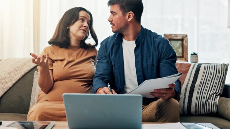 Важно открыто говорить как о хороших, так и о плохих сторонах отношений. (PeopleImages/Shutterstock)