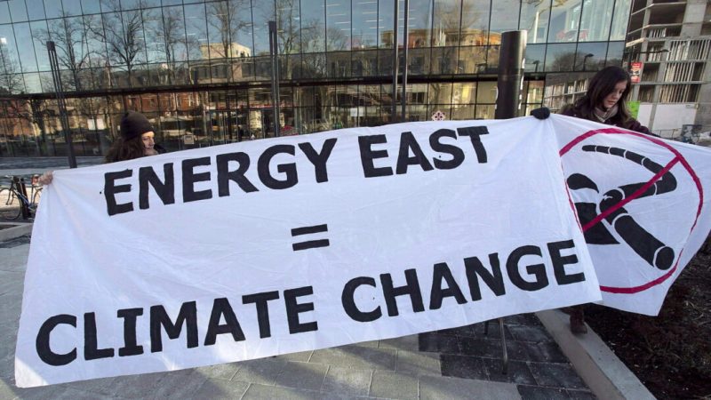 Члены группы Stop Energy East протестуют перед библиотекой в Галифаксе 26 января 2015 года. Проект трубопровода столкнулся с сильным политическим и экологическим сопротивлением и был отменен корпорацией TransCanada в 2017 году. (Canadian Press/Andrew Vaughan)