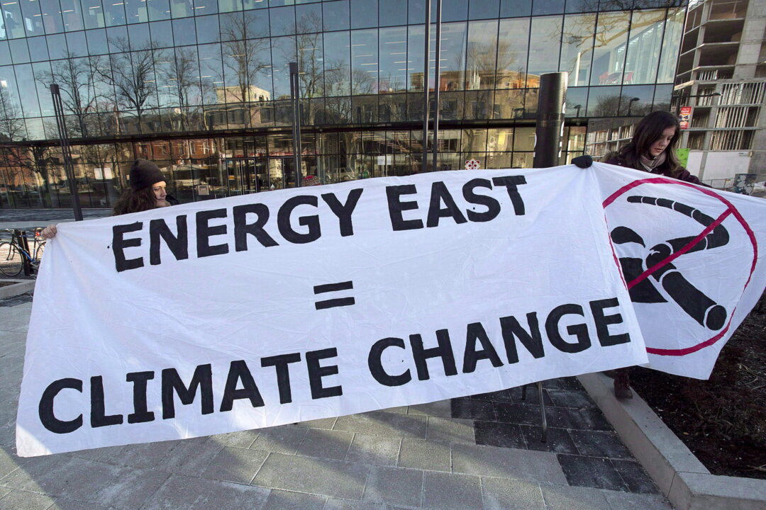 Члены группы Stop Energy East протестуют перед библиотекой в ​​Галифаксе 26 января 2015 года. Проект трубопровода столкнулся с сильным политическим и экологическим сопротивлением и был отменён корпорацией TransCanada в 2017 году. (Canadian Press/Andrew Vaughan) | Epoch Times Media