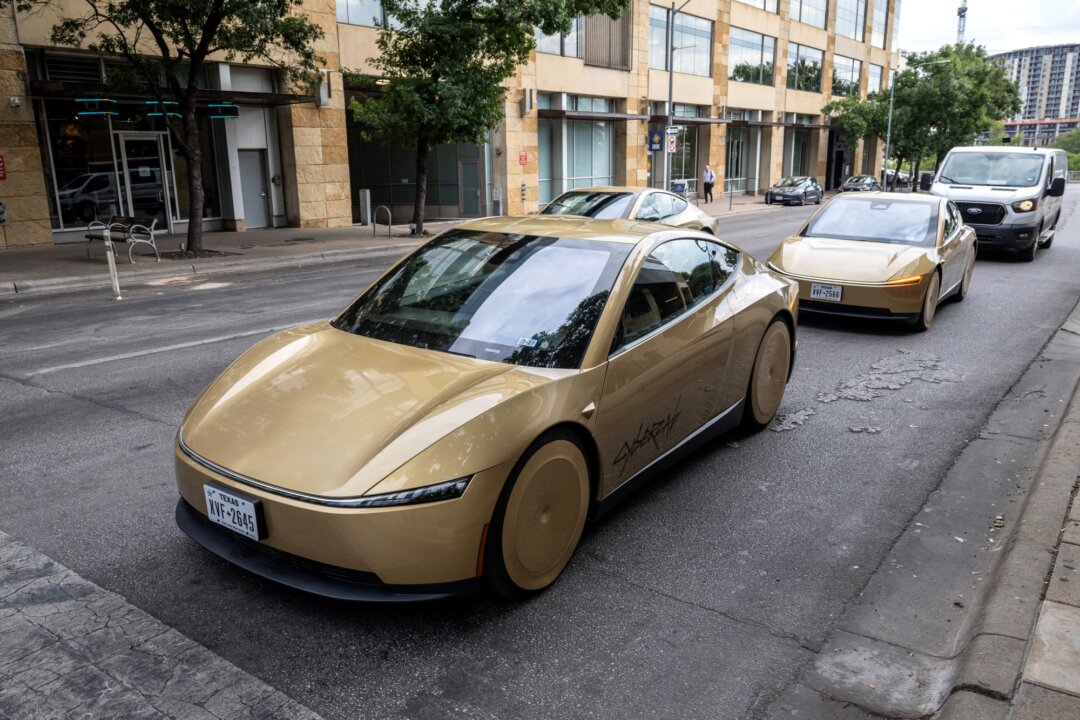 Пара автомобилей Tesla 